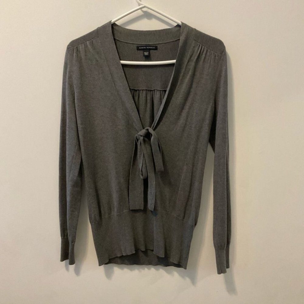 Banana Republic Grey V  Neck Long Sleeve Light Sweater Top